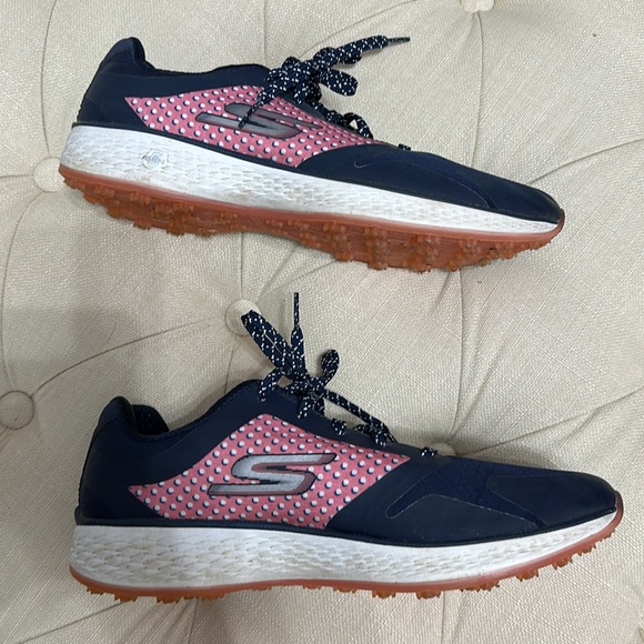 Skechers Shoes - Sketchers GoGolf pivot golf shoes 👟